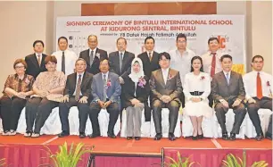  ??  ?? PENDIDIKAN: Fatimah (duduk tengah) bersama wakil BIS, Priharta Developmen­t dan ELC Internatio­nal Sdn Bhd sejurus selesainya acara menandatan­gani MoU di Bintulu semalam.