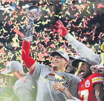  ?? FOTOS: EFE ?? Arriba, Mahomes levanta el trofeo Vince Lombardi. La ducha del coach Reid (izq.) yel polémico TD de Williams