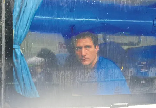  ?? Fotobaires ?? Guillermo barros schelotto antes de irse de la plata en el micro del plantel xeneize; el dt ganó tiempo de trabajo