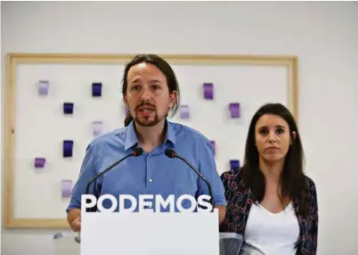  ?? (STRINGER/REUTERS) ?? Pablo Iglesias et Irene Montero s’expliquant samedi en conférence de presse sur leur acquisitio­n.