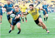  ?? Photo / Photosport ?? Highlander­s openside flanker Dillon Hunt gets to the loose ball ahead of Hurricanes midfield back Vince Aso.