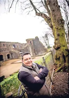  ?? RP-FOTO: ANDREAS ENDERMANN ?? Michael Reinhardt steht an der Kaiserpfal­z: Die Ruine strahlt für ihn eine große Ruhe aus.