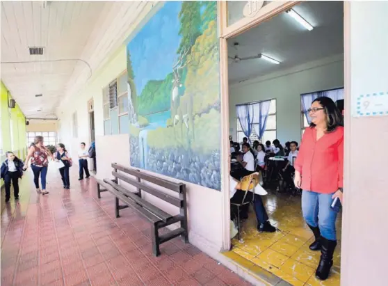  ?? RAFAEL PACHECO ?? En la Escuela Miguel Obregón, en Tibás, siguen trabajando las mismas tres maestras que no se unieron a la huelga, contó la supervisor­a Ivannia Lizano (blusa roja). En el aula, la sección 2-2 recibía lecciones este viernes a las 11:15 a. m.