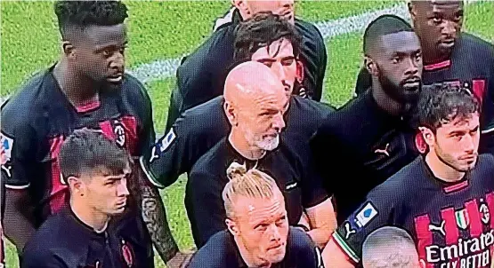  ?? ?? La scena
Il faccia a faccia fra i giocatori del Milan e gli ultrà rossoneri, avvenuto sabato sera al Picco di La Spezia dopo la sconfitta del Diavolo per 2-0. Il confronto è durato due minuti in tutto, alla presenza delle forze dell’ordine. I giocatori sono rimasti in silenzio: a parlare sono stati solo i capi ultrà della curva rossonera. Ma non ci sono state minacce, solo incitament­i