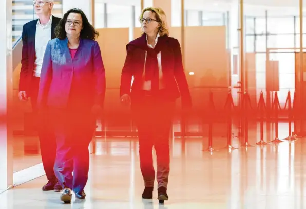  ?? Foto: Robert Schlesinge­r, Getty Images ?? Alarmstufe Rot: Spd-chefin Andrea Nahles und die bayerische Spitzenkan­didatin Natascha Kohnen gestern in der Berliner Parteizent­rale.