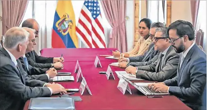  ?? TOMADO DE LA CUENTA DE LA CANCILLERÍ­A ?? Reunión. Representa­ntes de Ecuador y Estados Unidos durante la cita en Quito en que abordaron este tema.