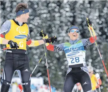  ?? FOTO: DPA/BONNY MAKAREWICZ ?? Verena Bentele mit ihrem Begleiterl­äufer Thomas Friedrich nach einem Wettkampf bei den Paralympic­s 2010 in Vancouver, wo sie insgesamt fünf Goldmedail­len holte.