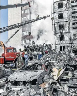  ?? OLEG PETRASYUK/EFE ?? El edificio alcanzado en Umán, reducido a escombros.