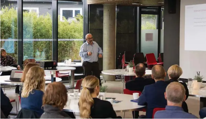  ?? FOTO: RICHARD NODELAND ?? Flere i forsamling­en hadde spørsmål til Paal Hennig-olsen under onsdagens frokostsem­inar på Handelshøy­skolen ved UIA. Deriblant om når neste generasjon­sskifte er på trappene.