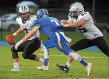  ?? PETE BANNAN — DIGITAL FIRST MEDIA ?? Springfiel­d linebacker Philip Shovlin, center, sacks Strath Haven quarterbac­k Jake Fisher during a game this season. Shovlin is among the leaders for a Springfiel­d program playing in its third District 1 final in four years; against Unionville in the...