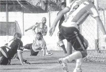  ?? EMMANUEL BRIANE-LA NUEVA. ?? De no creer. En la imagen Marcos Pérez (DM) le ahoga el grito de gol a Nico Palacio (S). Miran, Nasta (9) y Vega (4).