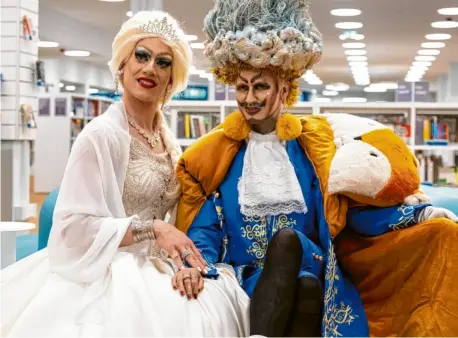  ?? Foto: Sven Hoppe, dpa ?? Drag King Eric BigClit (rechts) und Dragqueen Vicky Voyage lesen beim Fem*-Festival in Ingolstadt aus Kinderbüch­ern. Der Auftritt hat bei Bekanntwer­den vor allen Dingen in den Sozialen Medien für Furore gesorgt.