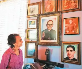  ??  ?? MUSEO. ANA IRLANDA GALDÁMEZ, PRIMA DE MONSEÑOR ROMERO, TIENE UN PEQUEÑO MUSEO EN SU HOGAR CON RELIQUIAS DEL OBISPO.