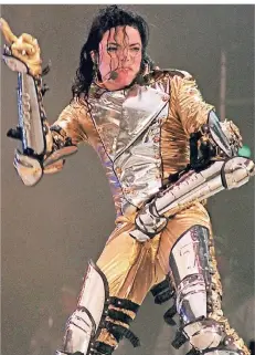  ?? FOTO: DPA ?? Popstar Michael Jackson bei seinem Auftritt im Gelsenkirc­hener Parkstadio­n im Jahr 1997.