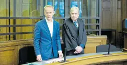  ?? Foto: Jörg Carstensen ?? Der angeklagte Arzt Christoph Turowski (links) und sein Anwalt Thomas Baumeyer im Gerichtssa­al.