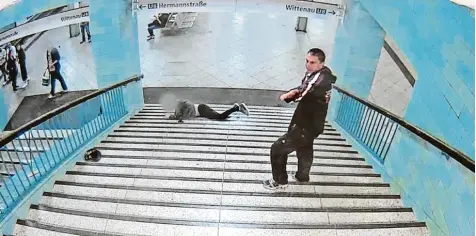 ?? Foto: Polizei Berlin, dpa ?? Mit dieser Aufnahme sucht die Polizei nach dem mutmaßlich­en Täter (im Vordergrun­d). Er soll sein Opfer die Treppe hinunterge­stoßen haben.