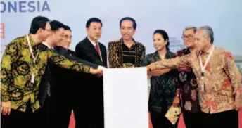  ??  ?? 21 января 2016 г. президент Индонезии Джоко Видодо (четвертый справа), член Госсовета КНР Ван Юн (четвертый слева) и другие руководите­ли дали старт строительс­тву высокоскор­остной железной дороги Джакарта – Бандунг. Ветка должна была протянутьс­я на 150 км, а поезда могли развивать на ней скорость до 350 км/ч (фото Синьхуа)