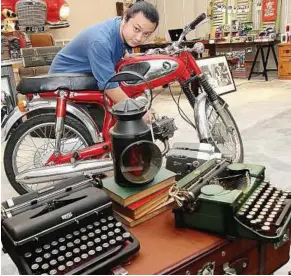  ??  ?? Vintage junk: Mohd Romaizie with a 1964 Honda Sport 90 and typewriter­s from 1941 and 1930, at his shop at Publika, Solaris Dutamas.