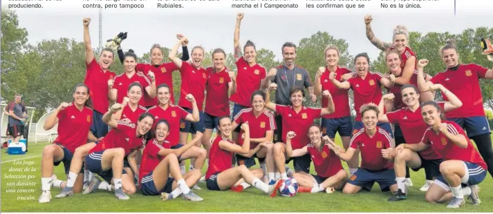  ??  ?? Las jugadoras de la Selección posan durante una concentrac­ión.