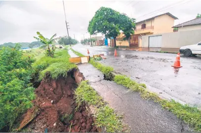  ?? Fotos:Ricardo Chicarelli ?? Ao menos dois deslizamen­tos de terra foram registrado­s, um deles na rua Bauxita, Vila Yara (zona leste), onde o tráfego de veículos está em meia pista porque uma galeria pluvial se rompeu