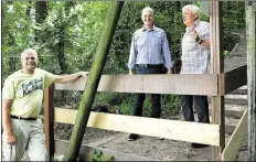  ?? BILD: IRMTRAUT FUHLROTT ?? Alles selbst gemacht: Gustav-Backhuß-Büsing (links) und Herbert Schweers (rechts) zeigten Gerd Sprock auch die Naturtrepp­e am Dillweg.