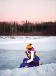  ??  ?? LEFT Pole position at Falcon Ridge’s rental shop. BELOW A quick snack before hitting the ice in a tremendous snowsuit. CI-CONTRE La boutique de location de Falcon Ridge pique notre curiosité. CI-DESSOUS Une petite bouchée avant de se lancer sur la glace avec style.