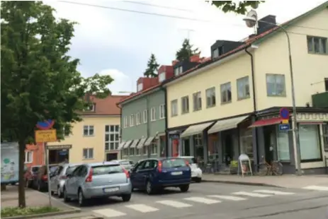  ?? FOTO: STELLA PAPAPANAGI­OTOU ?? DÖTT? Nockeby torg är ett av de små centrum som riskerar att utarmas när butiksloka­ler görs om till bostäder, enligt Liberalern­a.