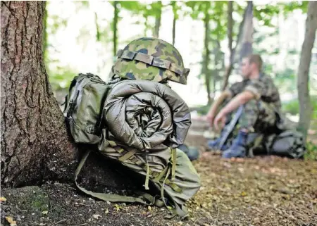  ?? KEYSTONE ?? Seit Anfang Jahr müssen Rekrutensc­hüler unter anderem weniger Märsche bewältigen und können Jokertage einziehen.