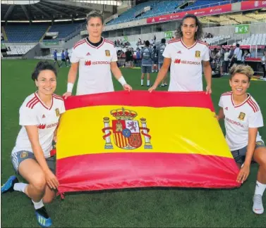  ??  ?? PREPARADAS. Ivana, Sandra Paños, Andrea Sánchez y Amanda, posando con la bandera de España.