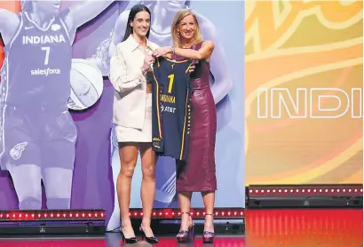  ?? I
AFP ?? Caitlin Clark junto a la comisionad­a de la WNBA tras ser elegida en el Draft.