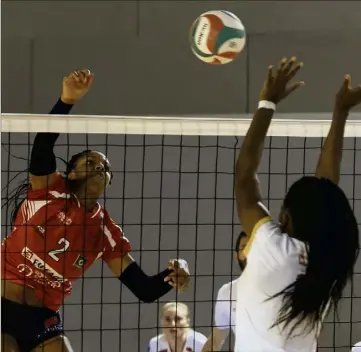  ?? (Photo PQR/La Dépêche du Midi) Goliat Rolfzen Valentin ?? L’Américaine Symone Abbott en attaque. Toute la puissance d’une joueuse dont le public raphaëlois attend beaucoup ce soir contre Saint-Cloud.