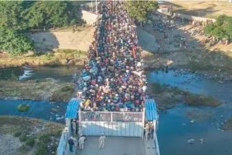  ?? AP FOTO/MATIAS DELACROIX, ARCHIVO ?? Haitianos esperan cruzar la frontera entre República Dominicana y Haití en Dajabón.