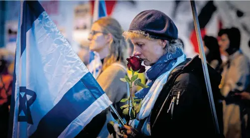  ?? [AFP/Joe Klamar] ?? Wienerinne­n und Wiener demonstrie­ren gegen den Angriff der Hamas im Oktober 2023.