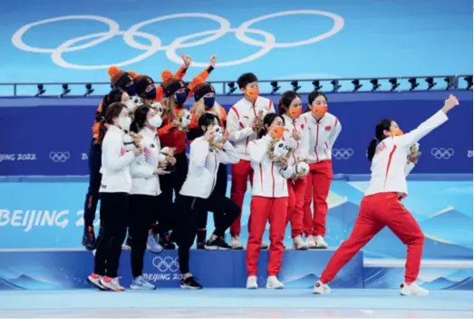  ?? ?? Women’s 3000m short track speed skating relay medalists from the Netherland­s, the Republic of Korea and China take a selfie during the award ceremony in Beijing on February 13