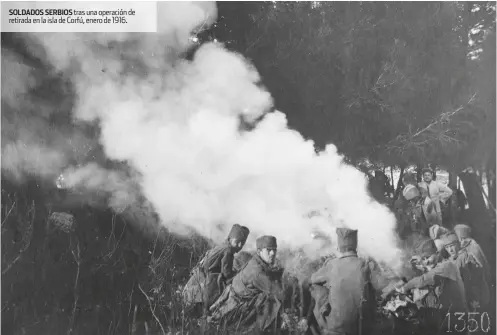  ??  ?? SOLDADOS SERBIOS tras una operación de retirada en la isla de Corfú, enero de 1916.