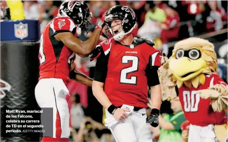  ?? /GETTY IMAGES ?? Matt Ryan, mariscal de los Falcons, celebra su carrera de TD en el segundo periodo.