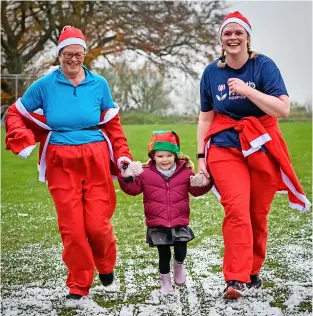  ?? Pic: Colin Rayner ?? Dorothy House’s ever-popular Santa and Elf Run is back for 2023