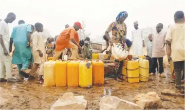  ??  ?? Long queue at at the well in Kwardakwal­le Shuwaki serving about 20 neighbouri­ng communitie­s.