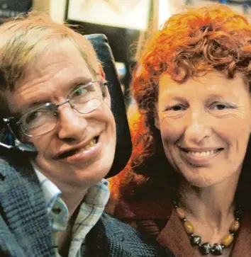  ?? Foto: Boris Roessler, dpa ?? Der berühmtest­e zeitgenöss­ische Astrophysi­ker und ALS-Patient der Welt: Professor Stephen Hawking mit seiner Frau Elaine (die Aufnahme entstand 2005 bei einem Besuch der Frankfurte­r Buchmesse). Hawking starb 2018.