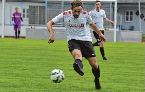  ?? Foto: Karl Aumiller ?? Alle drei Tore für den TSV Unterthürh­eim erzielte Florian Miller beim 3:3 in Dillingen. Im Angriff fühlte er sich pudelwohl.