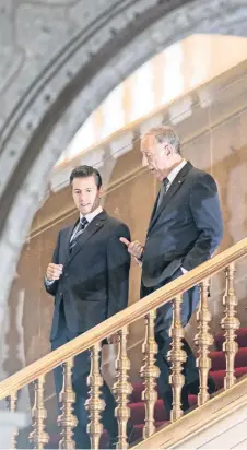  ??  ?? Los presidente­s de México y Portugal, Enrique Peña Nieto y Marcelo Rebelo de Sousa, sostuviero­n un encuentro de trabajo privado en Palacio Nacional.