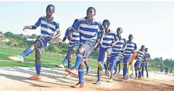  ?? FOTO: ZEBRAHERDE ?? Die „Tanzebras“spielen im Armenviert­el Gongo La Mboto auf einem Sandplatz.