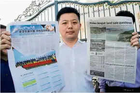  ??  ?? Up in arms: Loo showing articles about the Pulau Jerejak project.