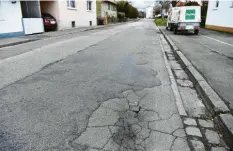  ?? Archivfoto: Bernhard Weizenegge­r ?? Die stark in Mitleidens­chaft gezogene Ettenbeure­r Straße in Ichenhause­n soll in zwei Bauabschni­tten saniert werden.