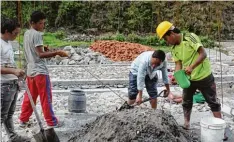  ?? Foto: Sanze Lama ?? Auch aus der Region Günzburg kam Hilfe für die Erdbebenop­fer in Nepal, damit sie sich nicht nur Häuser, sondern auch eine Zukunft aufbauen können.