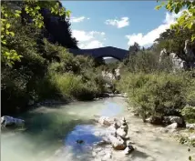  ?? (Photo Thomas Deabreu) ?? Le pont de Madame, dans le Verdon, est très peu prisé des randonneur­s, d’où la tentative du Comité régional du tourisme d’orienter les visiteurs dans ce secteur, plutôt que sur le sentier Martel, trop fréquenté.