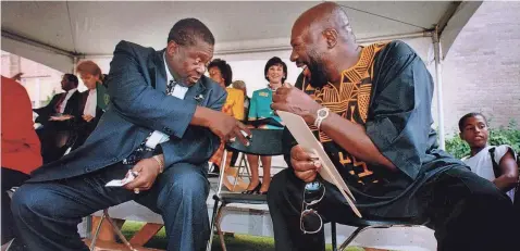  ?? COMMERCIAL APPEAL ROBERT COHEN / THE ?? B.B. King and Isaac Hayes visit on the podium on Sept. 8, 1995, in front of Manassas High School where a historical marker was unveiled honoring the entertainm­ent achievemen­ts of Hayes, a 1962 Manassas High graduate.