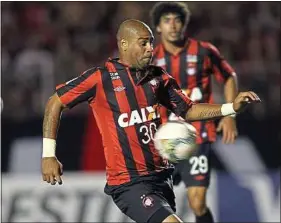  ??  ?? En 2014, Adriano a disputé la Copa Libertador­es avec l’ Atlético Paranaense.