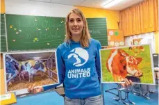  ?? FOTO: PETER KNEFFEL/DPA ?? Die Lehrerin Melanie Reiner, Geschäftsf­ührerin von Animals United, gibt Unterricht in Sachen Tierschutz.