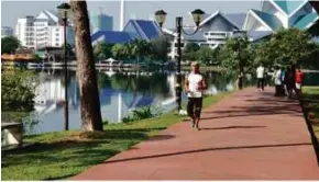  ??  ?? Ramai menggemari riadah di taman rekreasi untuk udara lebih segar.